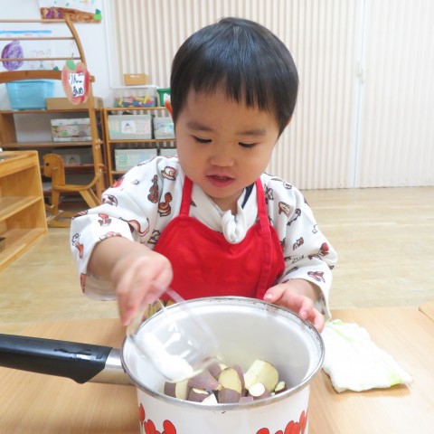こひつじさん（満３歳）も料理に挑戦‼サムネイル